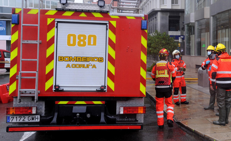 Los bomberos remolcan un camión atrapado en el túnel de Juana de Vega