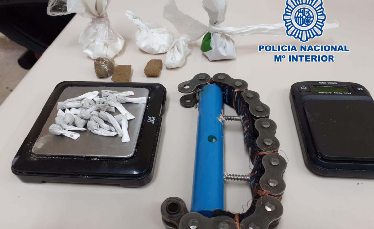 La Policía Nacional acaba con un punto de venta de drogas en Os Mallos