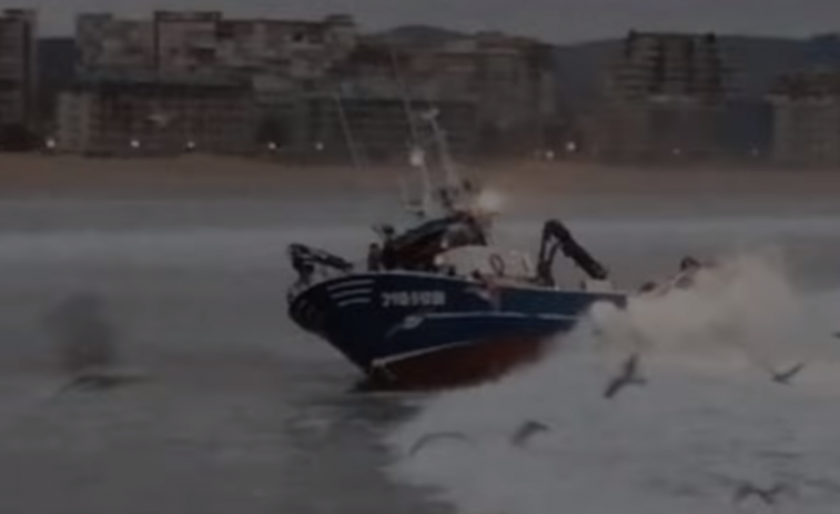 Un barco con base en el puerto de Camariñas encalla en la playa La Salvé, de Laredo