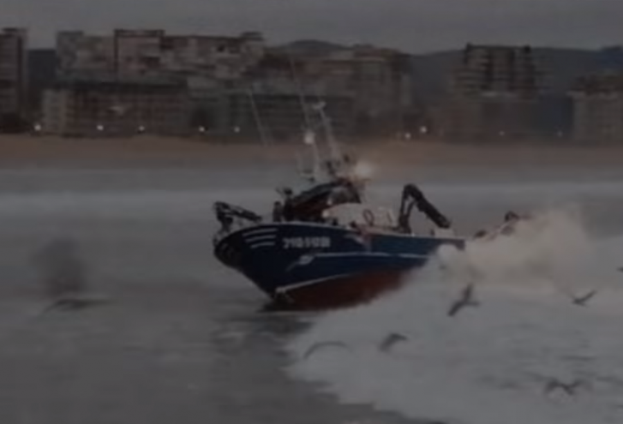 Un barco con base en el puerto de Camariñas encalla en la playa La Salvé, de Laredo