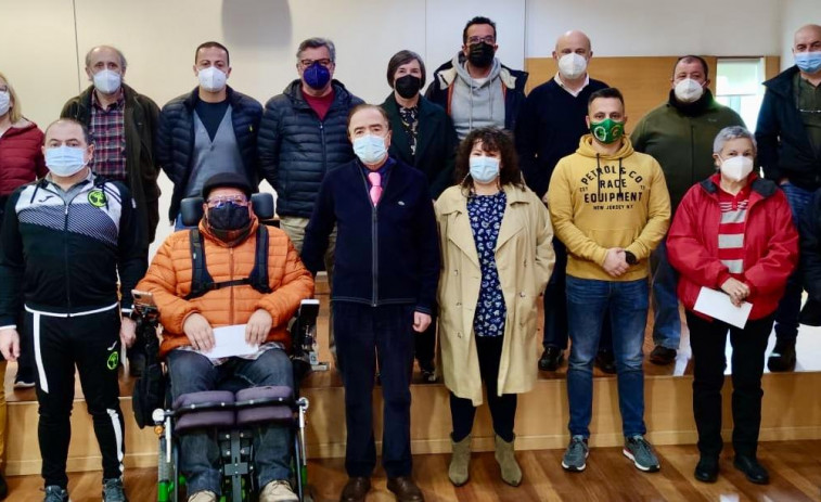 Quintela entrega 18.000 euros en ayudas a una quincena  de colectivos de Coirós