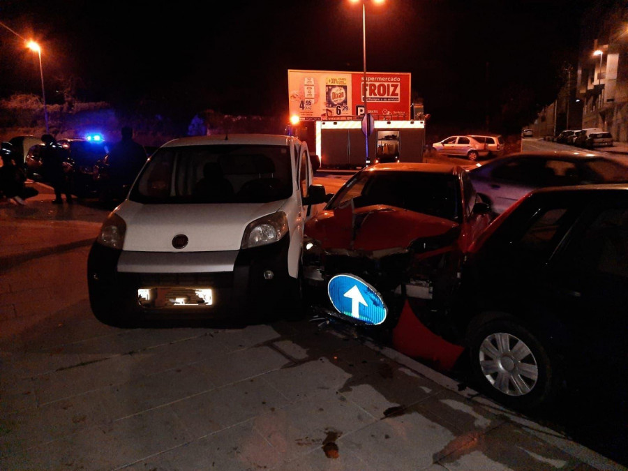 Un conductor resulta herido tras una salida de vía en Sada y causa daños en otro vehículo aparcado