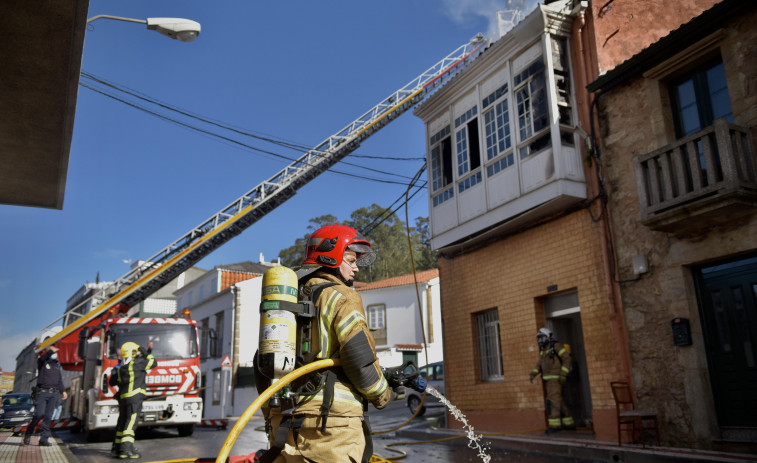 Una estufa junto a una cortina provoca un incendio en una casa de la travesía de Arteixo