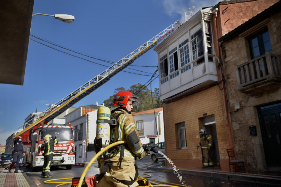 Una estufa junto a una cortina provoca un incendio en una casa de la travesía de Arteixo