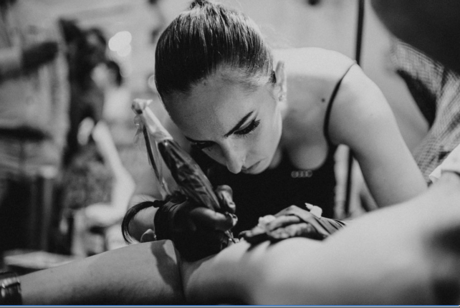 La tatuadora de moda es gallega: así es Sara Pérez, la joven de Boiro que tiene agenda cerrada para los próximos meses