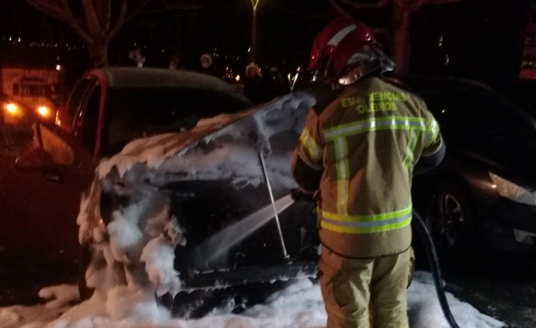 Arde un vehículo estacionado delante del Mercado de Perillo