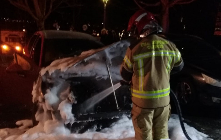 Arde un vehículo estacionado delante del Mercado de Perillo