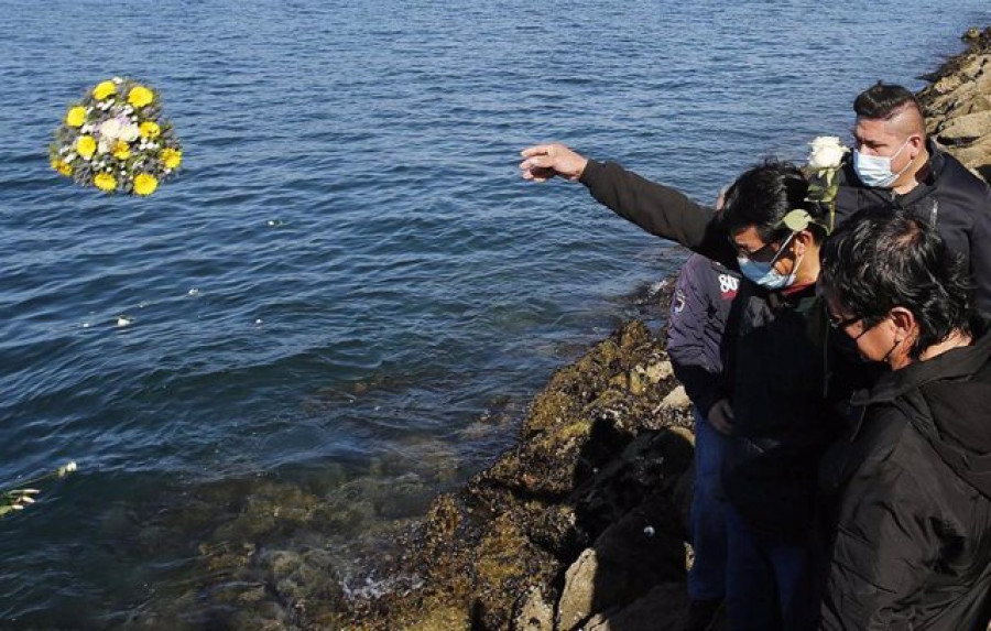 Decenas de personas recuerdan en Vigo a los marineros fallecidos en el naufragio del 'Vila de Pitanxo'