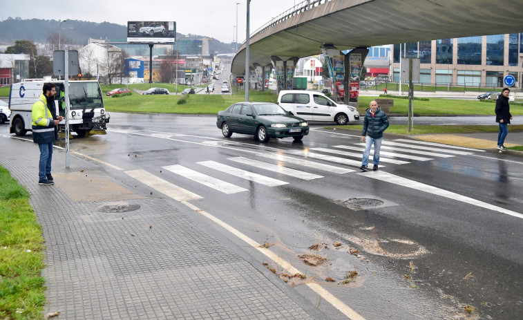 El Ayuntamiento mejora el firme en los accesos a la rotonda Eduardo Diz y Severo Ochoa