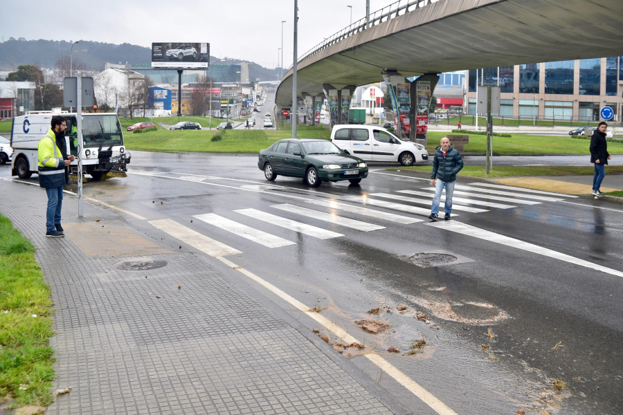 El Ayuntamiento mejora el firme en los accesos a la rotonda Eduardo Diz y Severo Ochoa