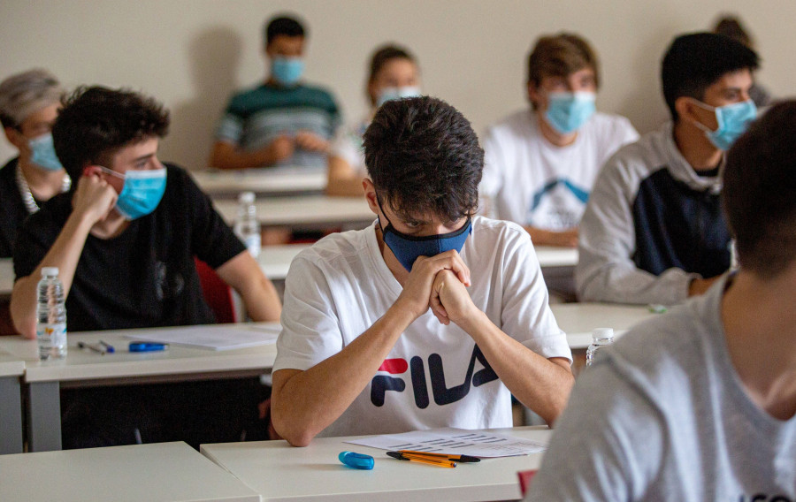 La Xunta retirará las mascarillas en las aulas cuando las autoridades sanitarias lo vean "necesario y prudente"