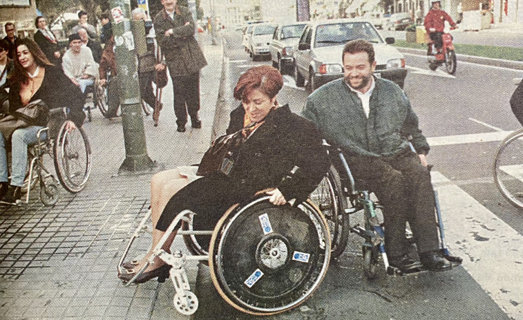 Hace 25 años: Nuevas líneas de bus urbano y los políticos intentan moverse en silla de ruedas