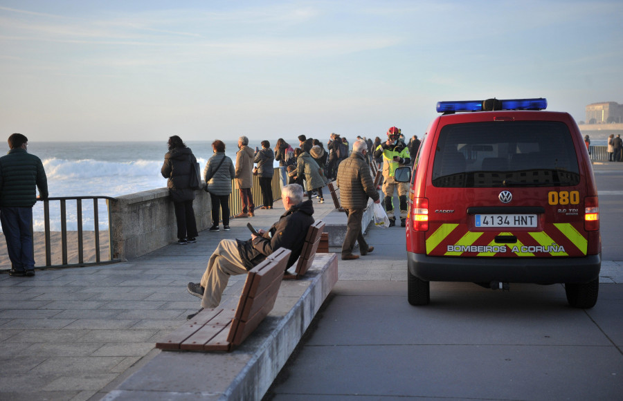 El 092 expulsa a varias personas de la playa durante la alerta naranja