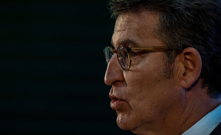Feijóo habló con Ayuso y el resto de 'barones' del PP antes de urgir a Casado a tomar una 