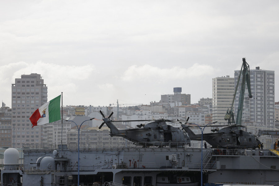 Un portaaviones dentro de A Coruña, sin relación con la guerra en Ucrania