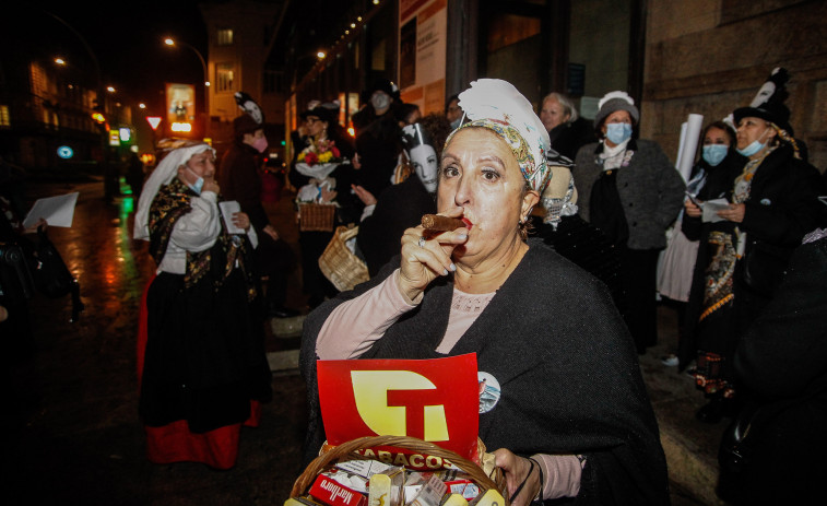 As comadres traen de volta a festa dos disfraces e a esperanza dun teatro para María Casares