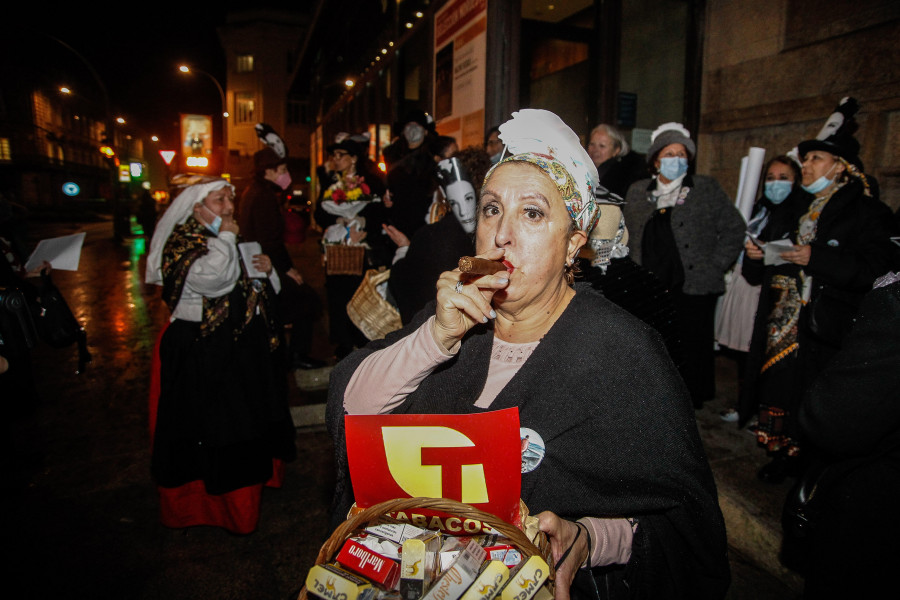 As comadres traen de volta a festa dos disfraces e a esperanza dun teatro para María Casares