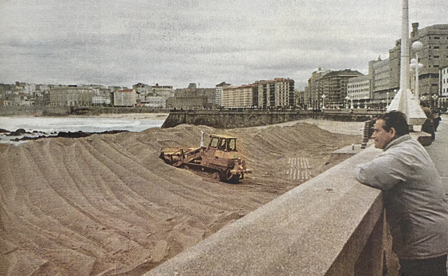 Hace 25 años: Lendoiro se gastará 343 millones en el teatro Colón y la duna de Riazor se reconstruirá con mareas vivas