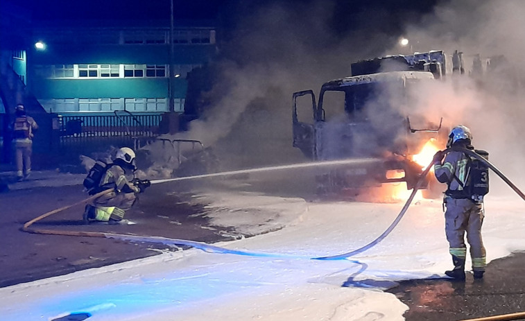 ​Incendian otro camión de basura en el Paseo Marítimo cerca de la antigua prisión provincial