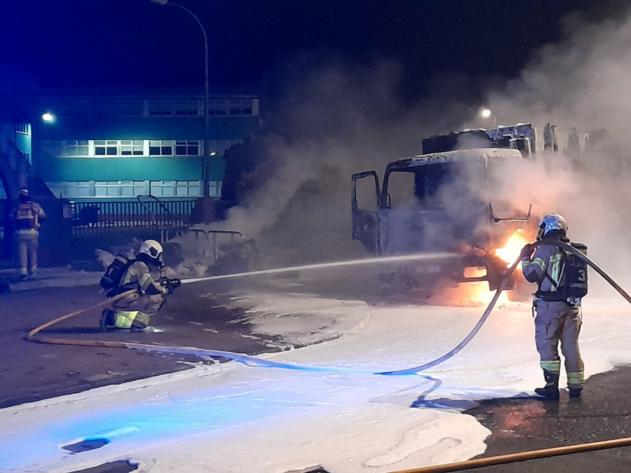 ​Incendian otro camión de basura en el Paseo Marítimo cerca de la antigua prisión provincial