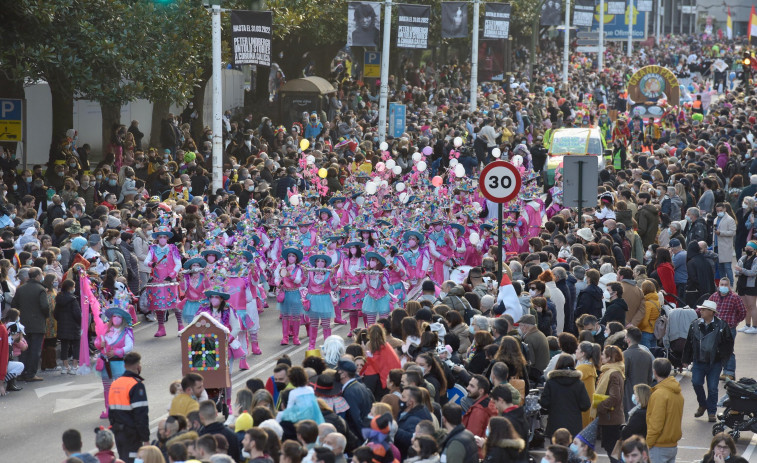 Las mascarillas se unen a las máscaras en un alegre desfile de Carnaval que recorrió la ciudad