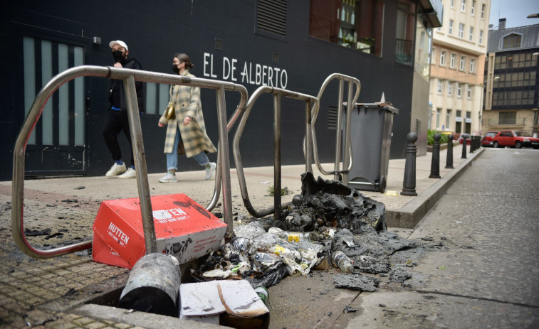 Arden contenedores en siete puntos de A Coruña en una nueva jornada del conflicto de la recogida de basura