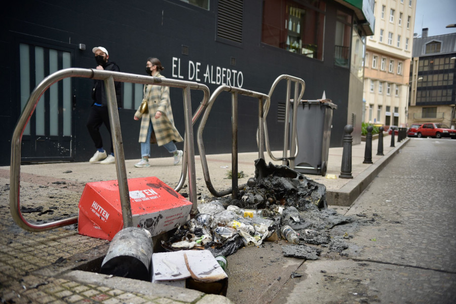 Arden contenedores en siete puntos de A Coruña en una nueva jornada del conflicto de la recogida de basura