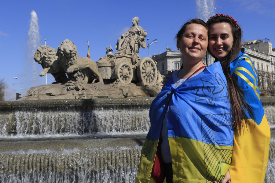 Decenas de miles de personas se manifiestan en Madrid contra la guerra al grito de "Putin asesino"