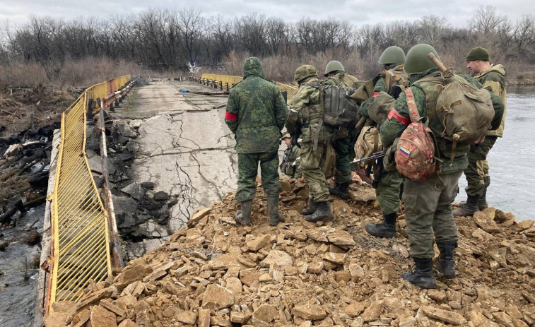 Zelenski libera a presos con experiencia militar para luchar contra los rusos