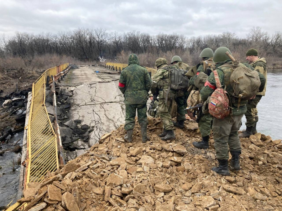 Zelenski libera a presos con experiencia militar para luchar contra los rusos