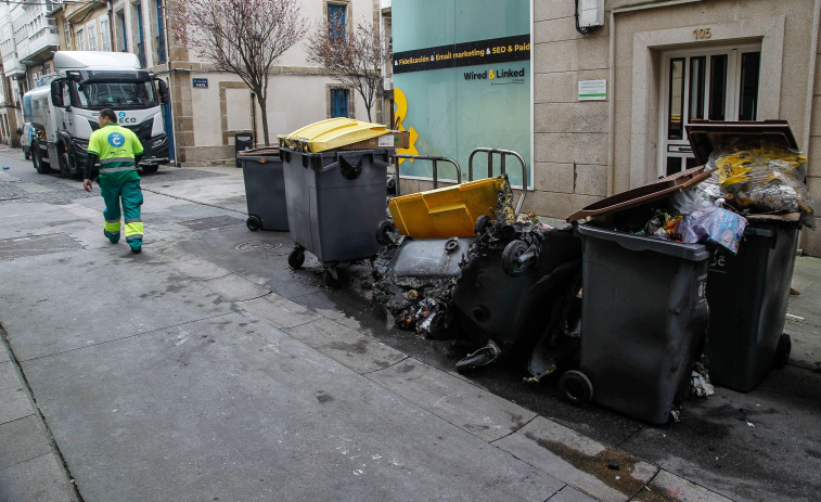 Arden varios contenedores de basura pero se normaliza el servicio de recogida