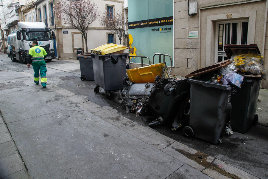 Arden varios contenedores de basura pero se normaliza el servicio de recogida