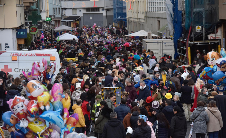 La originalidad y el buen humor hacen frente a la lluvia y llenan las calles en el Martes de Carnaval