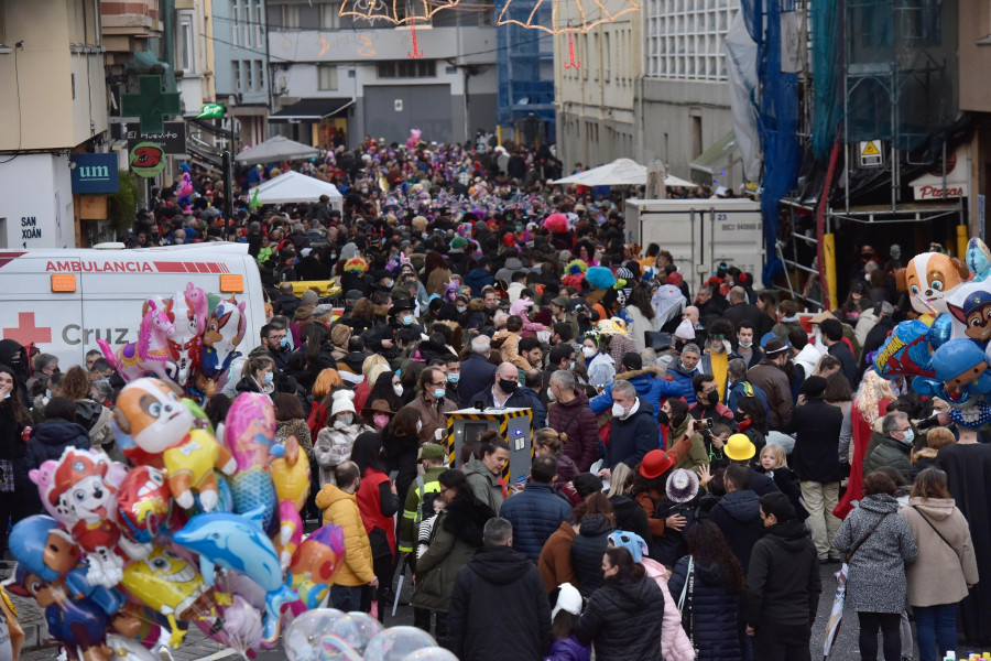 La originalidad y el buen humor hacen frente a la lluvia y llenan las calles en el Martes de Carnaval