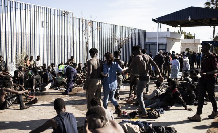 Decenas de inmigrantes entran a Melilla en una segunda madrugada de presión