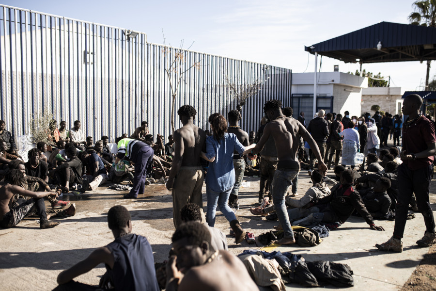 Decenas de inmigrantes entran a Melilla en una segunda madrugada de presión