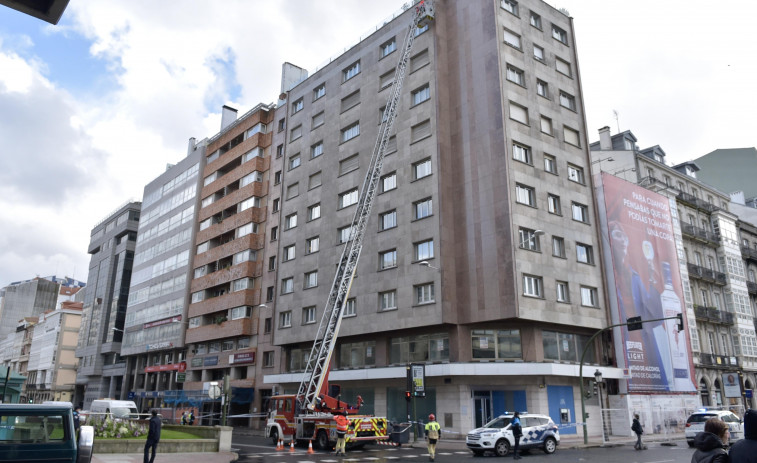 ​Cortan la calle de Juana de Vega por el peligro de caída de cascotes