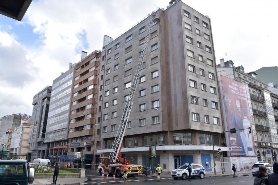 ​Cortan la calle de Juana de Vega por el peligro de caída de cascotes