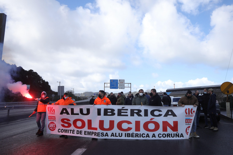 La plantilla de Alu Ibérica desconfía de la oferta de acuerdo Alcoa y exige que retome la planta