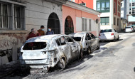 Arden tres coches y dos contenedores en una nueva noche de altercados
