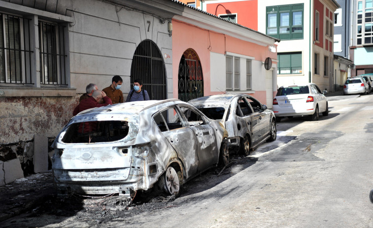 Arden tres coches y dos contenedores en una nueva noche de altercados