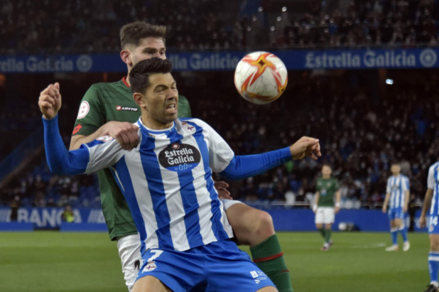 Al Deportivo se le atraganta un derbi coruñés con polémica