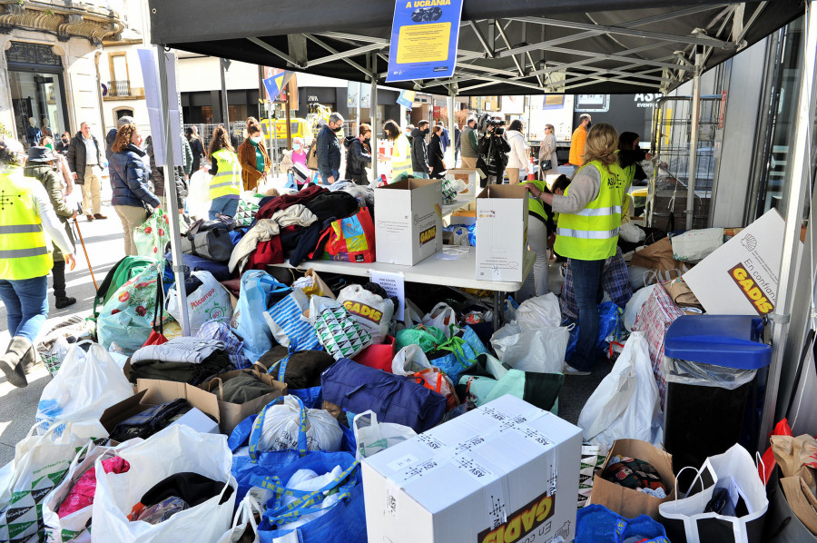 Los coruñeses se vuelcan con los refugiados y llenan un camión con ropa y alimentos para Ucrania