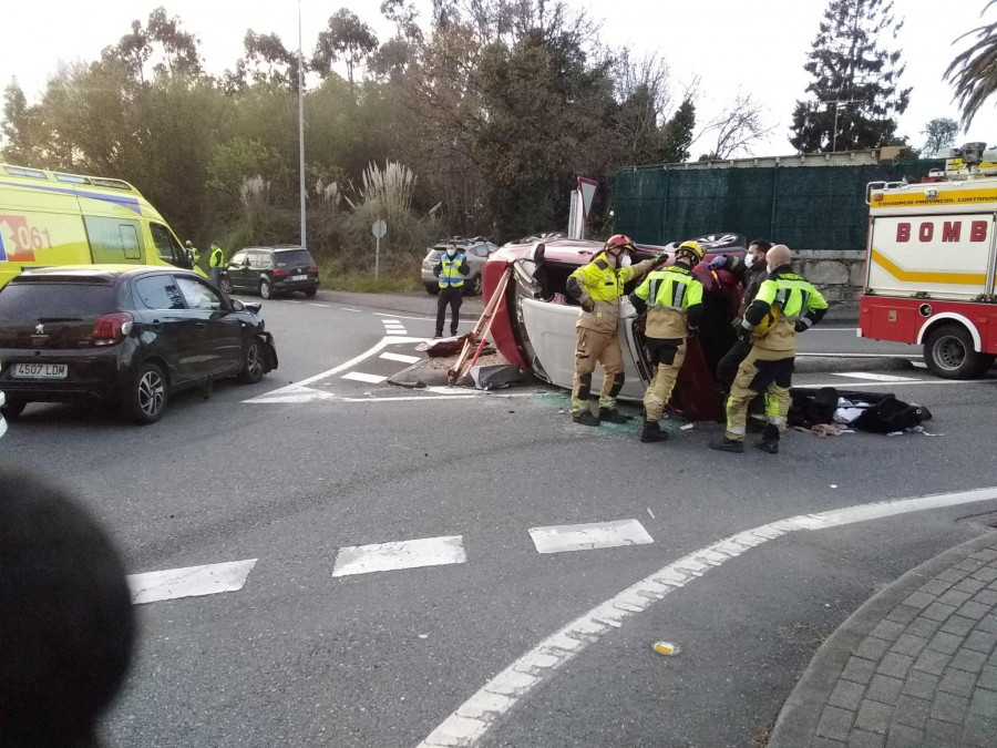 Atrapado en su vehículo tras chocar en Oleiros