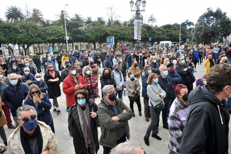 A Coruña clama por el fin del conflicto bélico en Ucrania en una multitudinaria concentración