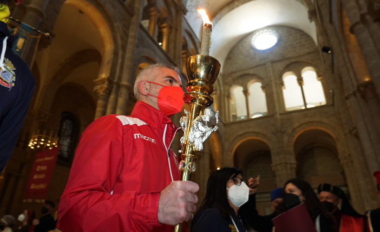 La Antorcha Benedictina arde en la Catedral de Santiago para pedir la paz en Europa