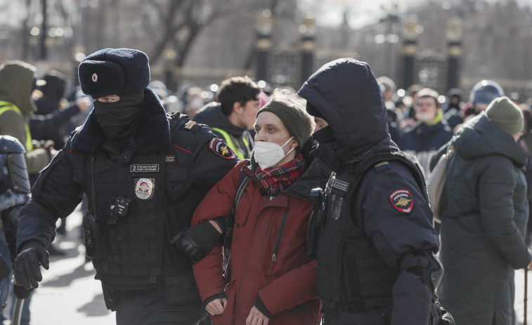 Casi 5.000 detenidos en las protestas del domingo en Rusia contra la invasión de Ucrania