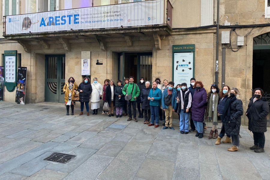 Un grupo de vecinos participa en los viajes del Centro Dramático Galego y asiste a la producción “A Peste”