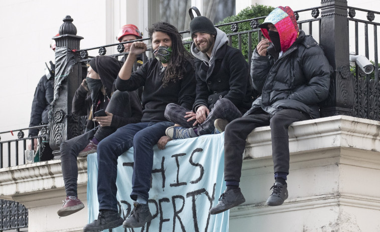 Un grupo de okupas toma la mansión de un magnate ruso en Londres como protesta