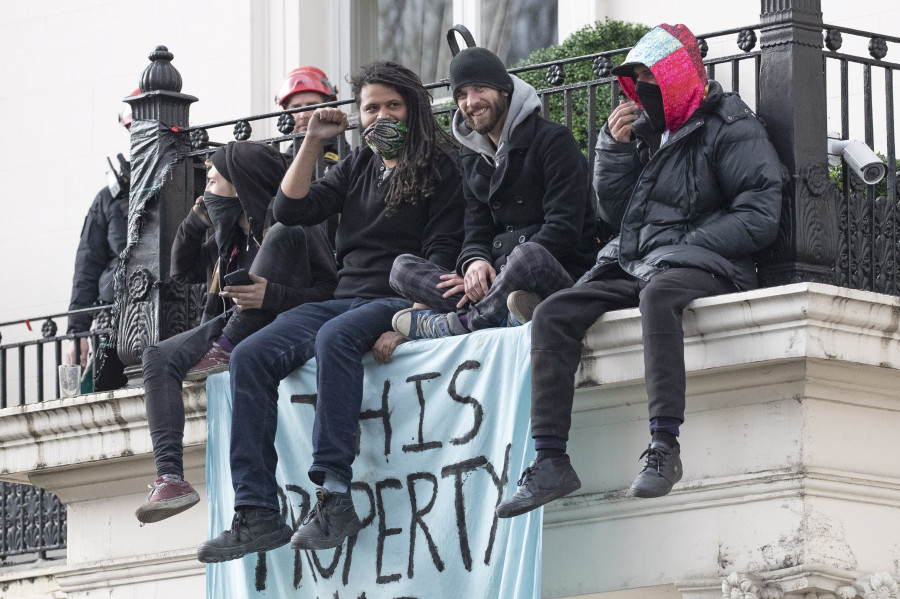 Un grupo de okupas toma la mansión de un magnate ruso en Londres como protesta